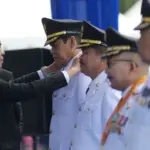 Gubernru Sulteng Anwar Hafid menyematkan tanda jabatan Bupati dan Wakil Bupati pada pelantikan dan pengambilan sumpah Bupati dan Wakil Bupati Kabupaten parigi Moutong dan Banggai hasil PSU Pilkada 2024 di Lapangan Pogombo, Palu, Senin (2/6/2025). (bmzIMAGES/Basri Marzuki)