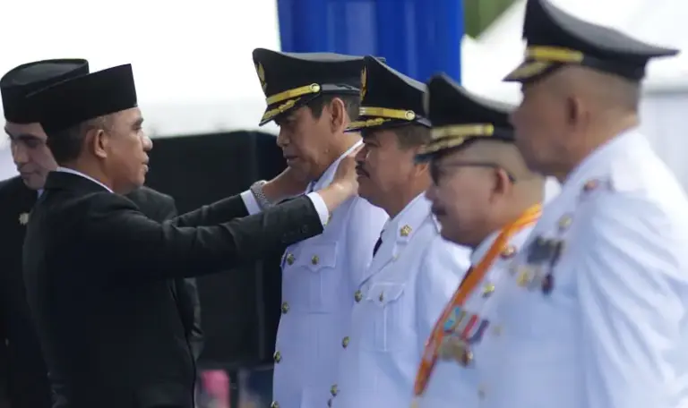 Gubernru Sulteng Anwar Hafid menyematkan tanda jabatan Bupati dan Wakil Bupati pada pelantikan dan pengambilan sumpah Bupati dan Wakil Bupati Kabupaten parigi Moutong dan Banggai hasil PSU Pilkada 2024 di Lapangan Pogombo, Palu, Senin (2/6/2025). (bmzIMAGES/Basri Marzuki)