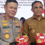 Gubernur Sulteng Anwar Hafid bersama Kapolda Sulteng Irjen Pol Agus Nugroho menunjukkkan narkotika jenis sabu yang akan dimusnahkan di Mapolda Sulteng, Senin (30/6/2025). (bmzIMAGES/Basri Marzuki)