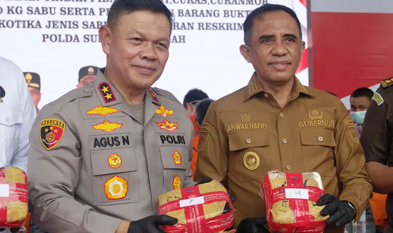Gubernur Sulteng Anwar Hafid bersama Kapolda Sulteng Irjen Pol Agus Nugroho menunjukkkan narkotika jenis sabu yang akan dimusnahkan di Mapolda Sulteng, Senin (30/6/2025). (bmzIMAGES/Basri Marzuki)