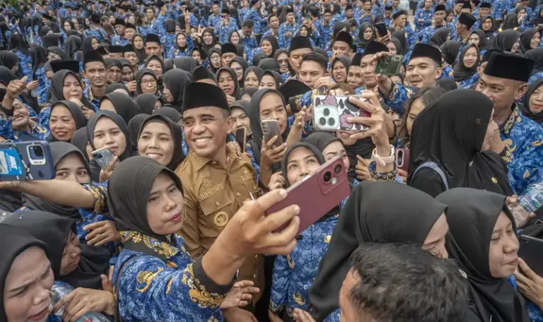 Gubernur Anwar Hafid berada di tengah-tengah PPPK usai penyerahan SK di Lapangan Pogombo Kantor Gubernur Sutleng, Senin (23/6/2025). (bmzIMAGES/Basri Marzuki)