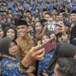 Gubernur Anwar Hafid berada di tengah-tengah PPPK usai penyerahan SK di Lapangan Pogombo Kantor Gubernur Sutleng, Senin (23/6/2025). (bmzIMAGES/Basri Marzuki)