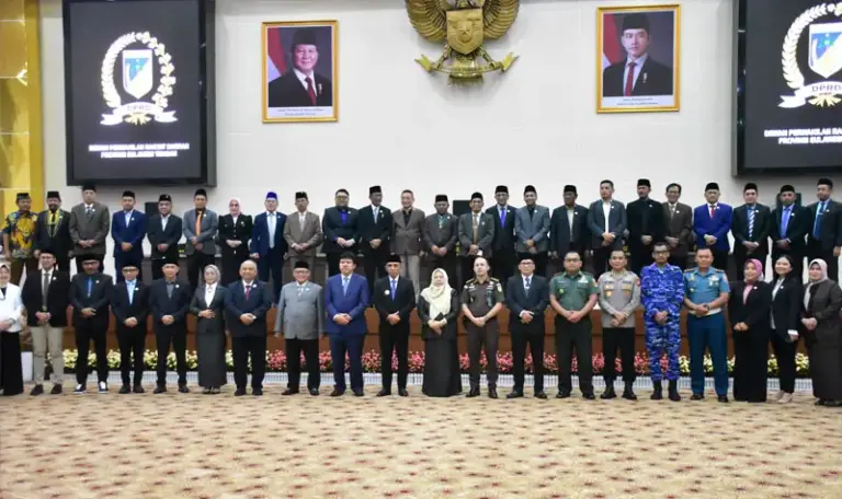Foto bersama usai Rapat Paripurna DPRD Sulteng dan penyampaian opini WTP kepada Pemprov Sulteng oleh BPK RI di Kantor DPRD Sulteng, Rabu (11/6/2025). (Foto: Pemprov Sulteng)