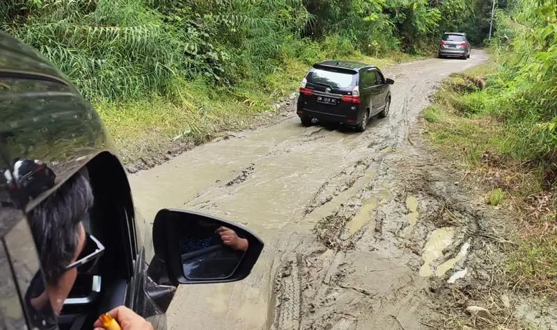 Kondisi jalan yang berkubang lumpur menuju Behoa, Lore Tengah, Minggu (29/6/2025). (bmzIMAGES/Basri Marzuki)