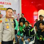 Kapolda Sulteng, Irjen Pol Agus Nugroho berdialog dengan dengan driver ojol pada Bakti Kesehatan di Aula Torabelo Polda SUlteng, Senin (16/6/2025). (Foto: Humas Polda Sulteng)
