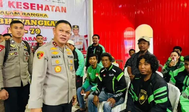 Kapolda Sulteng, Irjen Pol Agus Nugroho berdialog dengan dengan driver ojol pada Bakti Kesehatan di Aula Torabelo Polda SUlteng, Senin (16/6/2025). (Foto: Humas Polda Sulteng)