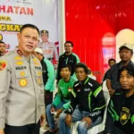 Kapolda Sulteng, Irjen Pol Agus Nugroho berdialog dengan dengan driver ojol pada Bakti Kesehatan di Aula Torabelo Polda SUlteng, Senin (16/6/2025). (Foto: Humas Polda Sulteng)