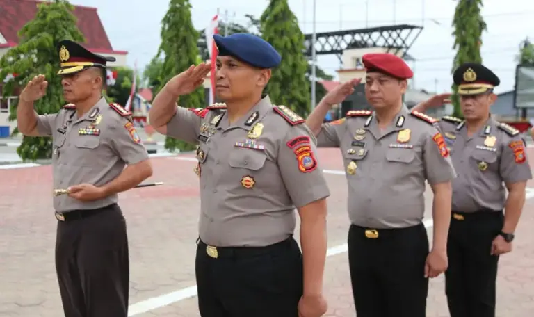 Perwakilan dari 871 Polisi Polda SUlteng yang mendapat kenaikan pangkat dalam apel di Halaman Mapolda Sulteng, Senin (30/6/2025). (Foto: Humas Polda Sutleng)