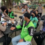 Petugas Biddokkes Polda Sulteng melayani pengemudi ojol yang memeriksakan kesehatan gratis di Taman GOR Palu, Sabtu (14/6/2025). (Foto: Humas POlda Sulteng)