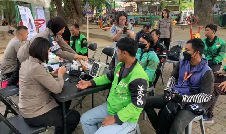 Petugas Biddokkes Polda Sulteng melayani pengemudi ojol yang memeriksakan kesehatan gratis di Taman GOR Palu, Sabtu (14/6/2025). (Foto: Humas POlda Sulteng)