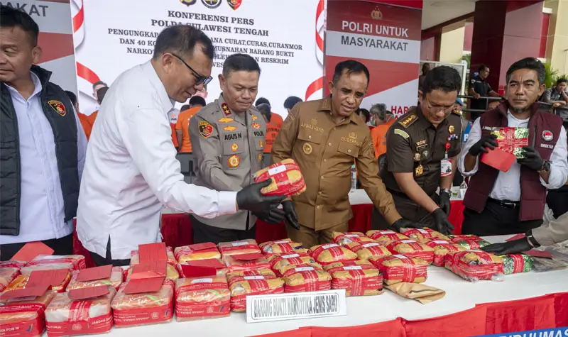 Dari kiri kekanan: Direskrimum Polda Sulteng Kombes Polisi Djoko Tjahjono, Kepala BNN Sutleng Brigjen Pol Ferdinand Maksi Pasule, Kapolda Sulteng Irjen Pol Agus Nugroho, Gubernur Sulteng Anwar Hafid, Aspidum Kajati Sulteng Fithrah, dan Ditresnarkoba Polda Sulteng Kombes Pol Pribadi Sembiring pada konferensi pers pengungkapan dan emusnahan 40 kg narkotika jenis sabu di Mapolda Sulteng, Senin (30/6/2025). (bmzIMAGES/Basri Marzuki)