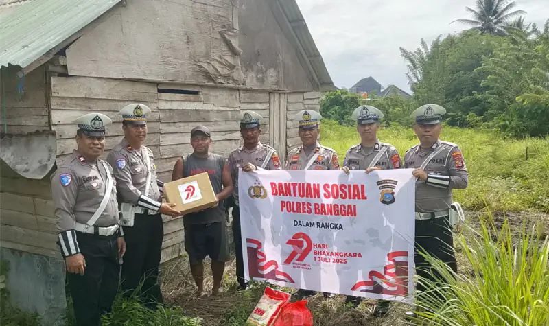 Jajaran Polres Banggai bagikan sembako menyambut Hari Bahayangkara di Luwuk, Banggai, Selasa (24/6/2025). (Foto: Huas Polres Banggai)