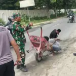Polisi, TNI dan warga bersama-sama menambal jalan untuk mencegah kecelakaan lalulintas di Sigi, Sabtu (14/6/2025). (Foto: Humas Polres Sigi)