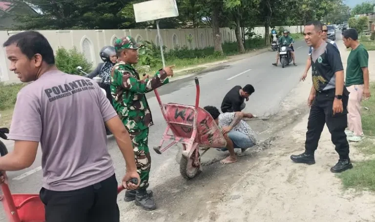 Polisi, TNI dan warga bersama-sama menambal jalan untuk mencegah kecelakaan lalulintas di Sigi, Sabtu (14/6/2025). (Foto: Humas Polres Sigi)