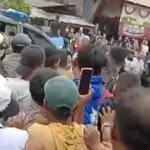 Petugas mengamankan terduga curanmor yang diamuk massa setelah ketahuan mencuri motor di Pasar Manonda Palu, Selasa (3/6/2025). (Foto: Humas Polresta Palu)