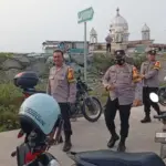 Aparat gabungan pada penertiban parkir liar di kawasan Masjid Terapung Kampung Lere, Palu, Kamis (12/6/2025). (Foto: Humas Polresta Palu)