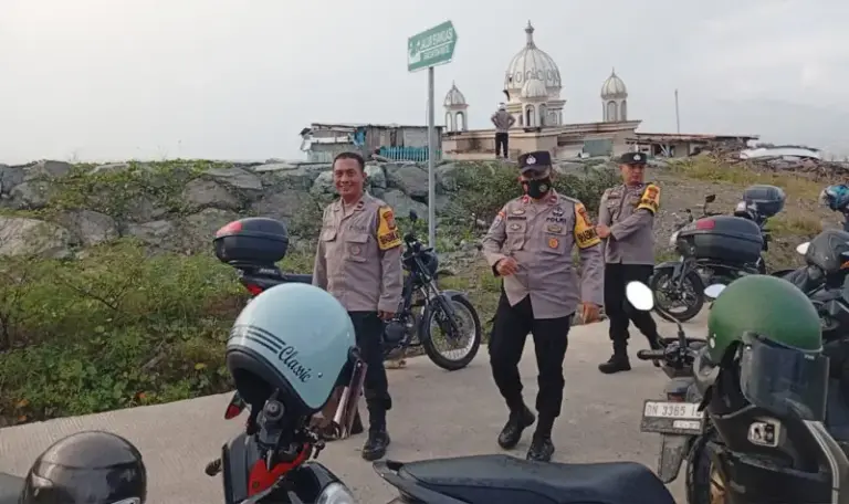 Aparat gabungan pada penertiban parkir liar di kawasan Masjid Terapung Kampung Lere, Palu, Kamis (12/6/2025). (Foto: Humas Polresta Palu)