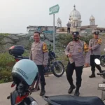 Aparat gabungan pada penertiban parkir liar di kawasan Masjid Terapung Kampung Lere, Palu, Kamis (12/6/2025). (Foto: Humas Polresta Palu)