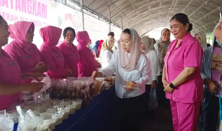 Wawali Palu, Imelda Liliana Muhidin di Pasar Murah HUT ke-79 Bhayangkara diapolresta Palu, Rabu (25/6/2025). (Foto: Huams Polresta Palu)