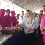 Wawali Palu, Imelda Liliana Muhidin di Pasar Murah HUT ke-79 Bhayangkara diapolresta Palu, Rabu (25/6/2025). (Foto: Huams Polresta Palu)