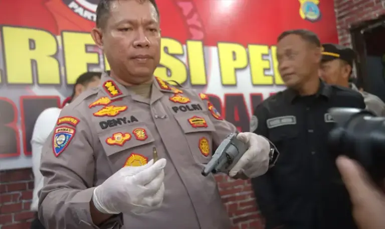 Kapolresta Palu, Kombes Pol Deny Abrahams menunjukkan pistol rakitan yang disita dari terduga pencurian di Mapolresta Palu, Senin (2/6/2025). (Foto: bmziMAGES/bmz)