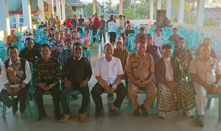 Anggota Komisi II DPR RI Longki Djanggola bersama warga usai reses di Tampolore, Poso, Senin (16/6/2025). (Foto: dok )