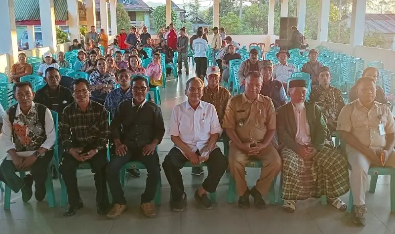 Reses di Tampo Lore, Longki Jelaskan Soal Bank Tanah Anggota Komisi II DPR RI Longki Djanggola bersama warga usai reses di Tampolore, Poso, Senin (16/6/2025). (Foto: dok )