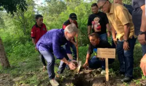 GIZ Indonesia dan ASEAN Tanam Cendana di Arboretum Tahura Kapopo