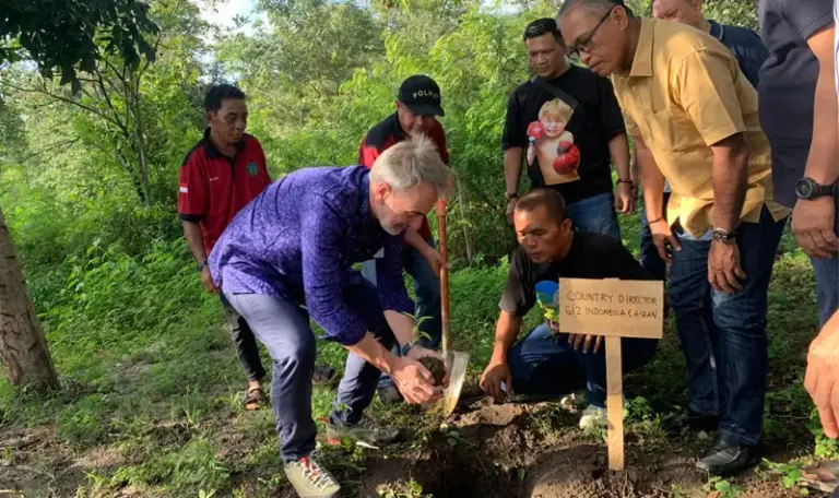 Country Director GIZ Indonesia, Hans Ludwig Bruns menanam pohon cendana menandai dimulainya pembangunan Arboretum di Taman Hutan Raya (Tahura) Kapopo, Senin (9/6/2025). (Foto: ROA Sulteng)
