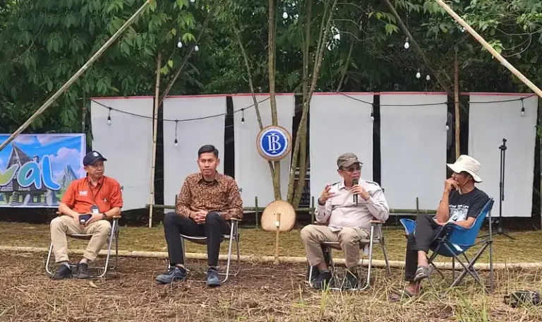 Tiga pembicara dari BI Sulteng menyampaikan dukungannya pada upaya pengembangan desa di Festival Tampolore, Desa Hanggira, Poso, Sabtu (28/5/2025). bmzIMAGES)