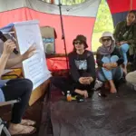 Konsultan Keuangan dan Trainer Hannah Asa Indonesia, Kayleen (kanan) menyampaikan materi tentang pengelolaan keuangan di Festival Tampolore, Poso, Sabtu (28/6/2025). (Foto: Yardin)