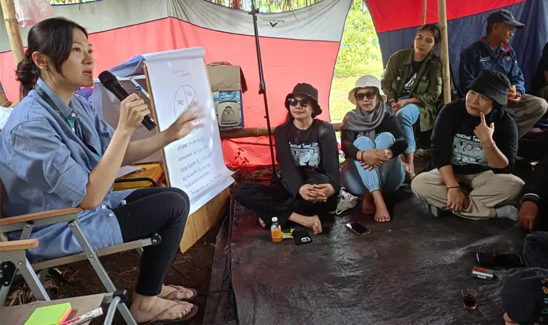 Konsultan Keuangan dan Trainer Hannah Asa Indonesia, Kayleen (kanan) menyampaikan materi tentang pengelolaan keuangan di Festival Tampolore, Poso, Sabtu (28/6/2025). (Foto: Yardin)