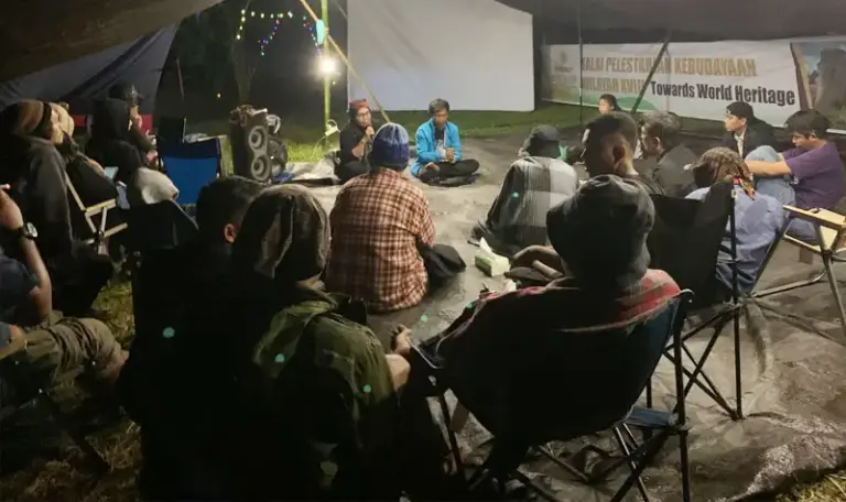 Suasana diskusi usai nonton bareng film dokumenter Kopi Tua Desa Kota di Festival Tampolore, Desa Hanggira, Poso, Sabtu (28/6/2025). (Foto: Yardin)