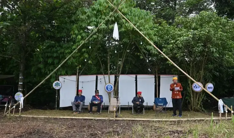 Mewakili Gbernur, Kadis Kebudayaan Sulteng Andi Kamal Lembah (kanan) menyampaikan sambutan pada pembukaan Festival Tampolore di Situs Megalit Pokokea di Desa Hanggira, Lore Tengah, Poso, Jumat (27/6/2025). (Foto: nmzIMAGES/Basri Marzuki)