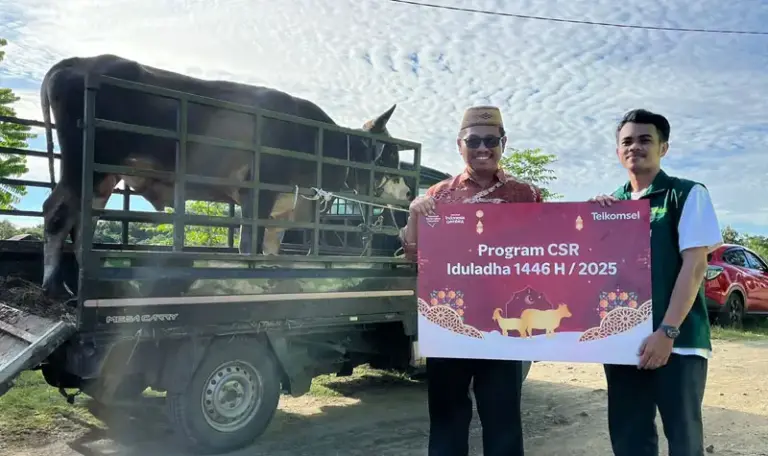 Distribusi hewan kurban oleh Telkomsel. (Foto: Telkomsel)