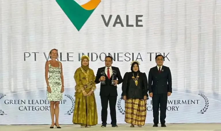 Penyerahan dua penghargaan sekaligus kepada PT Vale pada Asia Responsible Enterprise Awards di Bangkok, Thailand. (Foto: PT Vale Indonesia)