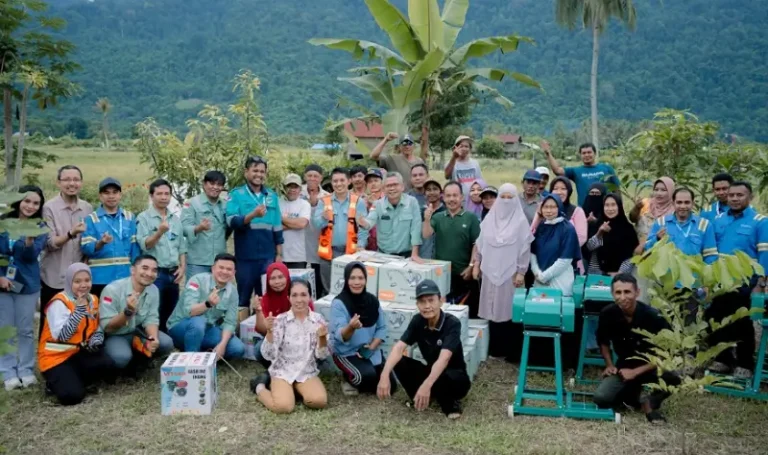 Para penerima bantuan sapras pertanian organik dari PT Vale IGP Morowali, Selasa (17/6/2025). (Foto: PT. Vale Indonesia)