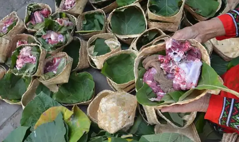 Wadah kurban dengan memanfaatkan daun besek untuk mengurangi sampah plastik. (Foto: Antara/Syaiful Arif)