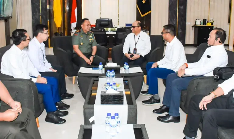 DanKorem 132/Tadulako Brigjen TNI Deni Gunawan menerima kunjungan audiensi dari PT Pertamina EP Cepu Regional 4 Indonesia Timur di ruang kerja Danrem, Senin (21/7/2025). (Foto: Penrem 132/Tdl)