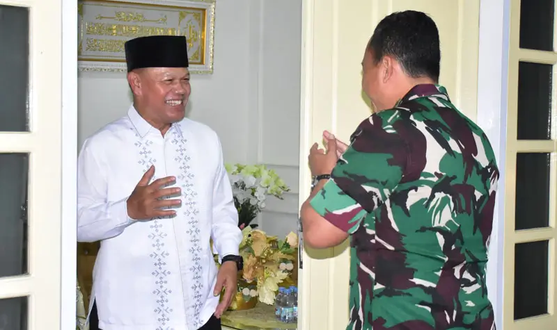 Danrem 132 Tadulako, Brigjen Deny Gunawan saat menggeruduk kediaman Kapolda Suleng Irjen POl AGus Nugroho sehubungan dengan Hari Bhayangkar ke-79, Selasa (1/7/2025). (Foto: Penrem 132/Tdl)