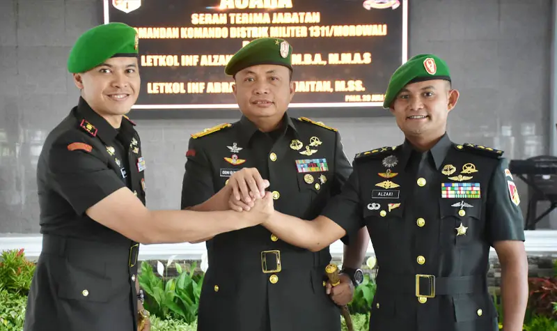 Danrem 132/Tadulako Brigjen TNI Deny Gunawan (tengah) berjabat komando usai memimpin sertijab Dandim 1311/Morowali dari Letkol Inf Alzaki kepada Letkol Inf Abraham S. Panjaitan di Palu, Rabu (30/7/2025). (©Penrem 132/Tdl)