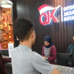 Petugas OJK Sulteng melayani warga yang mengadukan kasus OMC di Palu, Kamis (10/7/2025). (bmzIMAGES/Basri Marzuki)