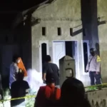 Aparat berada di rumah seorang pria yang ditemukan telah meninggal duni di Perumahan Kelapa Mas Permai, Kalukubula, Sigi, Minggu (20/7/2025) malam. (Foto: Humas Polres Sigi)