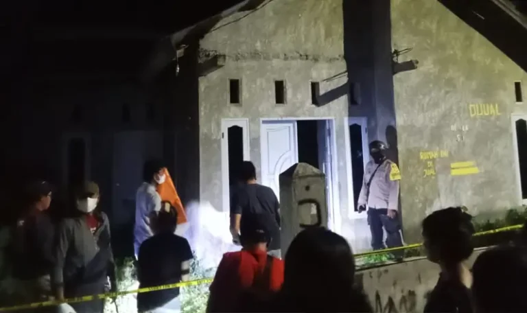 Aparat berada di rumah seorang pria yang ditemukan telah meninggal duni di Perumahan Kelapa Mas Permai, Kalukubula, Sigi, Minggu (20/7/2025) malam. (Foto: Humas Polres Sigi)