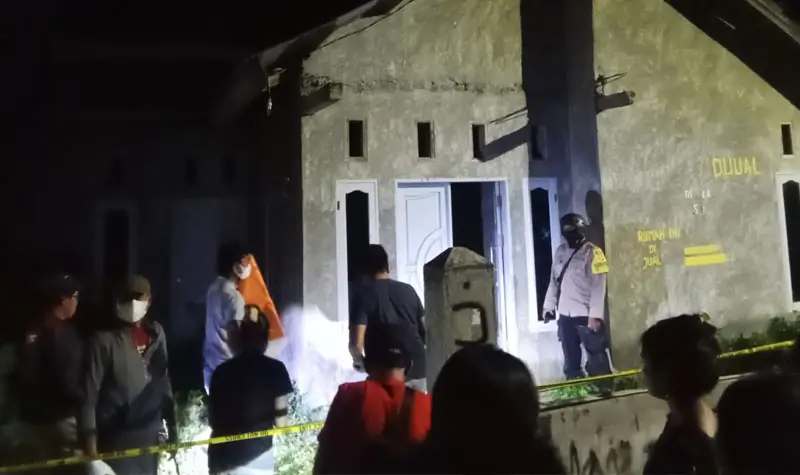 Aparat berada di rumah seorang pria yang ditemukan telah meninggal duni di Perumahan Kelapa Mas Permai, Kalukubula, Sigi, Minggu (20/7/2025) malam. (Foto: Humas Polres Sigi)