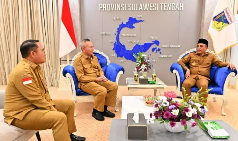 Bupati Sigi Muh Rizal Intjenae bersama Wabup Samuel Y Pongi beraudiensi dengan Gubernur Sulteng Anwar Hafid di Palu, Senin (14/7/2025). (Foto: Humas Pemprov Sutlegn)
