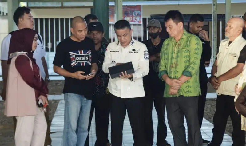 Wali Kota Hadaianto saat meninjau proyek revitalisai Pasar Tavanjuka, Kamis (31/7/2025). (©Prokopim Setda Kota Palu/Imron)