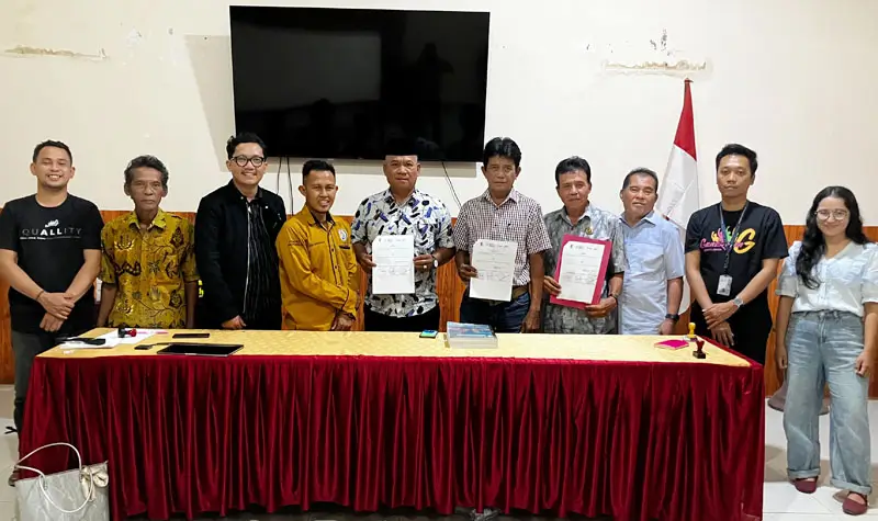 Wakil Pemerintah Desa dan Celebes Bergerak berfoto usai teken MoU dorong Perdes Kekerasa n Seksual di Kalukubula, Selasa (8/7/2025). (Foto: Celebes Bergerak)