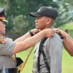 Kapolda Sulteng Irjen Pol Agus Nugroho menyematkan tanda kepangkatan siswa secara simbolis dalam upacara pembukaan Diktuba Polri di SPN Polda Sulteng, Rabu (30/7/2025). (©Humas Polda Sulteng)