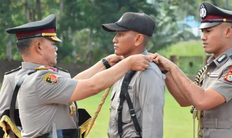 Kapolda Sulteng Irjen Pol Agus Nugroho menyematkan tanda kepangkatan siswa secara simbolis dalam upacara pembukaan Diktuba Polri di SPN Polda Sulteng, Rabu (30/7/2025). (©Humas Polda Sulteng)